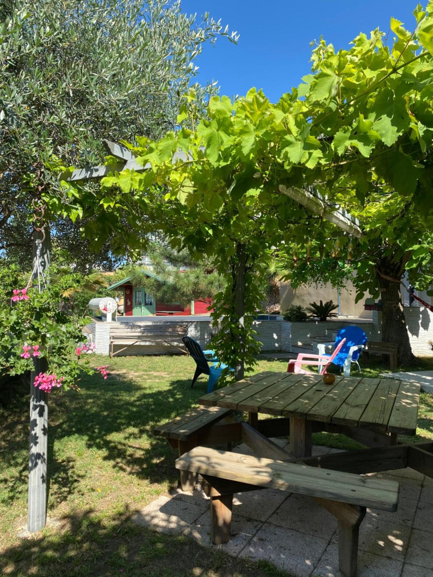 Chambre D'Hotes Le Cypres Bleu Roussillon  Buitenkant foto